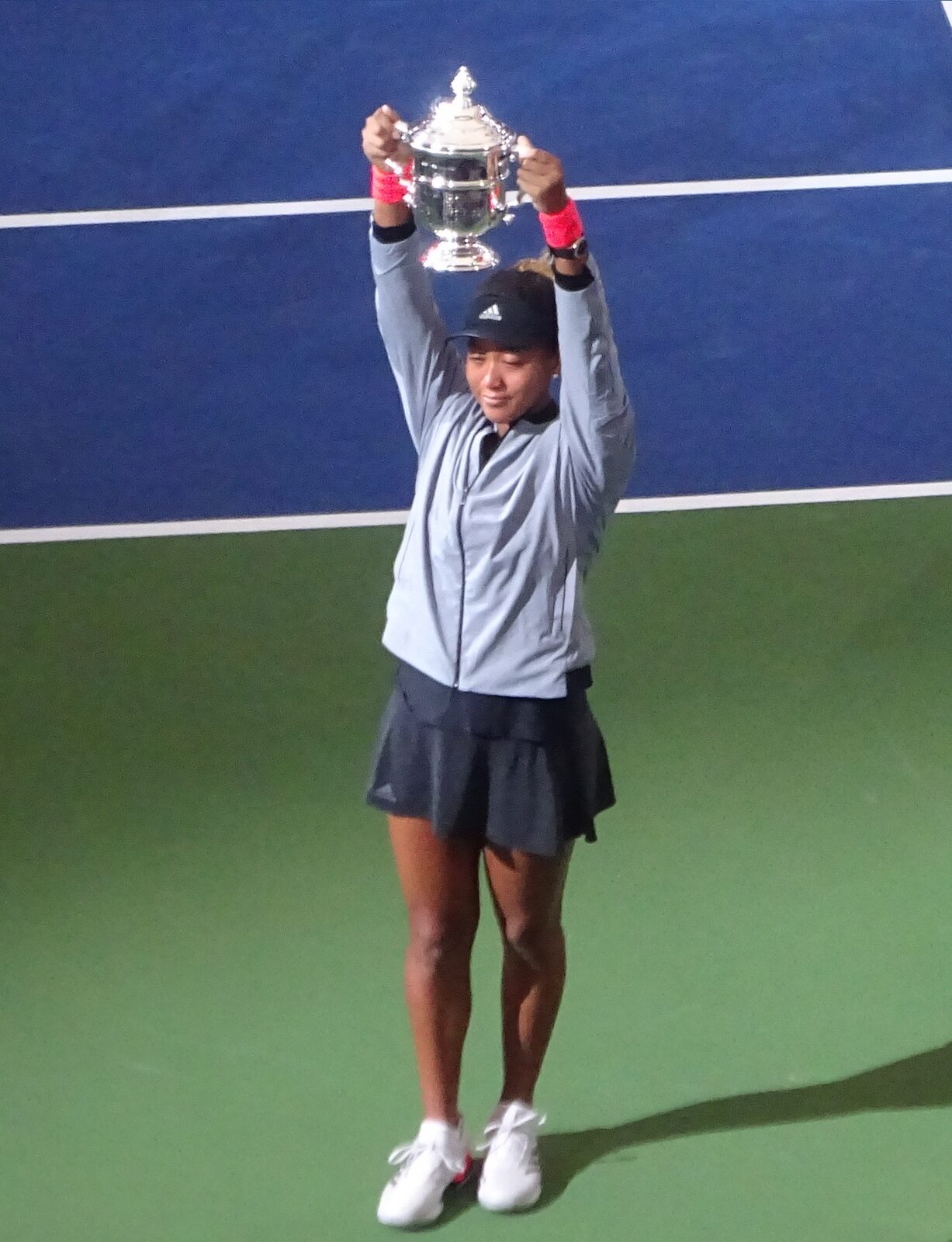 Naomi Osaka with the trophy at the 2018 US Open.